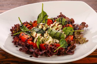 Mozarella ve domatesli İtalyan salatası.