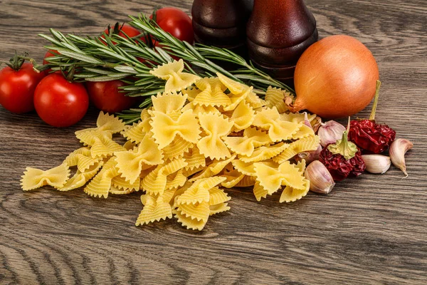 Rauwe Italiaanse Durum Tarwe Farfalle Pasta Voor Het Koken — Stockfoto