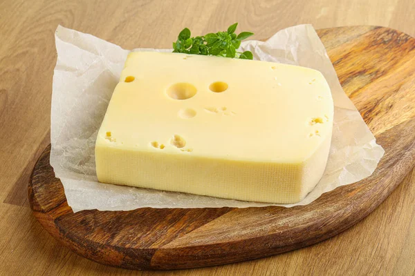 Maasdam Kaasbaksteen Het Bord — Stockfoto