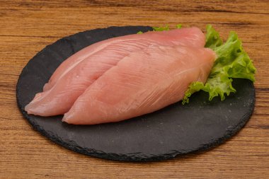 Pişirmek için çiğ hindi göğsü.