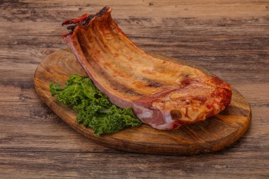 Baharatlı ve otlu domuz pirzolası.