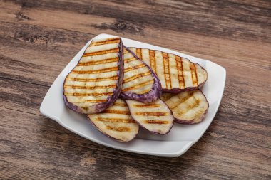 Izgara graffiti yumurta dilimleri ve zeytinyağı.