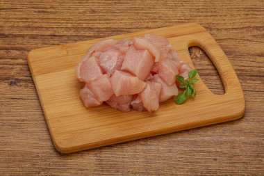 Pişirmek için çiğ tavuk göğsü.