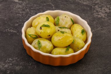 Kasede taze haşlanmış patates soğan servis edildi.