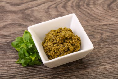 Fesleğen ve sedir fıstıklı yeşil sos sosu.