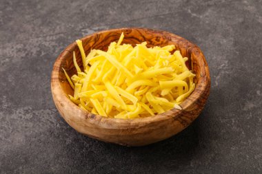 Yemek pişirmek için kasede dilimlenmiş sarı peynir.