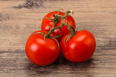 Kırmızı parlak olgun ve tatlı domates dalı