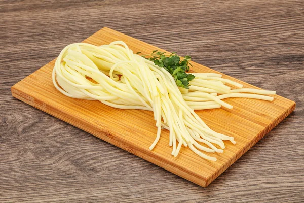 ボード上のスパゲティチーズスナックをチェック — ストック写真