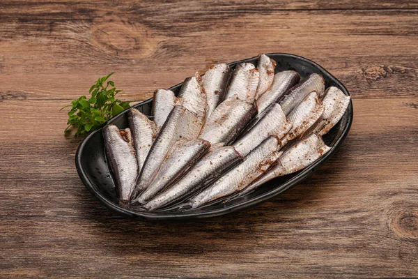 Anchovies Hal Snack Tálban Tálalva Bazsalikom Levelek — Stock Fotó