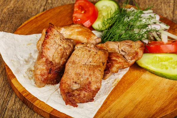 Gegrilltes Schweinefleisch Schaschlik Serviert Gemüse Und Zwiebeln — Stockfoto