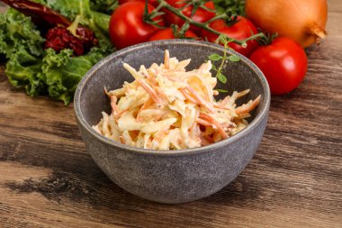 Lahana ve havuçlu vejetaryen lahana salatası.