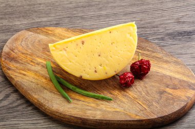 Cevizli sert peynir tuğlası.