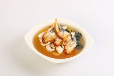 Geleneksel Japon miso çorbası, tofu ve yılan balığı.