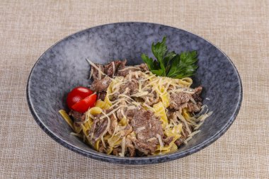 Biftek ve peynirli İtalyan Makarnası