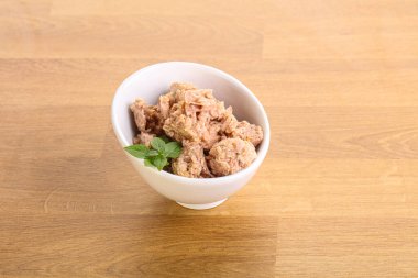 Kavanozda yağlı konserve ton balığı.