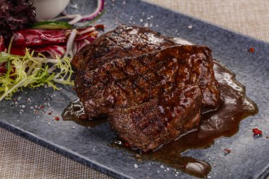 Biber ve ızgara biftek servis edildi.