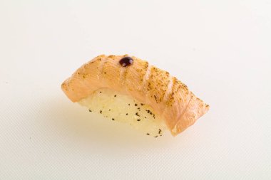 Somon füme Japon geleneksel suşisi.