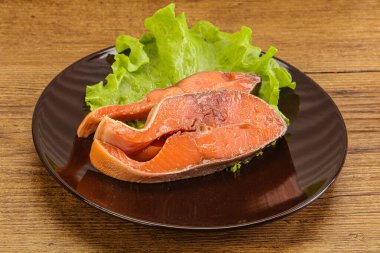 İki pembe somon balığı bifteği. Salata yaprağı.