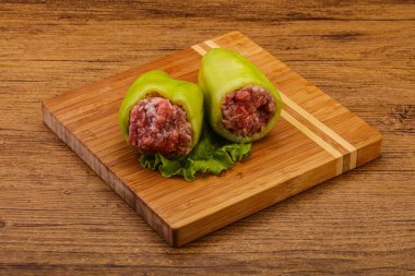 Çiğ dolma yeşil dolma biber ve et.