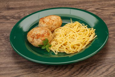 Peynirli spagetti ve ev yapımı tavuk pirzolası.