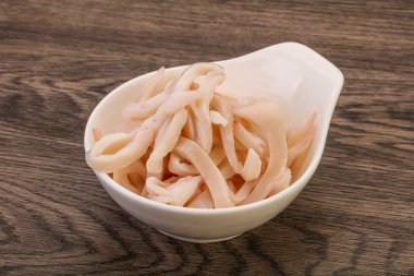 Lezzetli marine edilmiş mürekkep balığı kasede atıştırmalık parçalar.