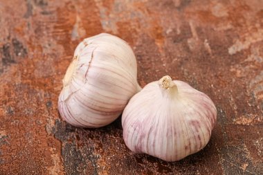 Taze ve lezzetli sarımsak izole edilmiş.