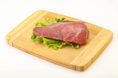 Pişirmek için çiğ et parçası.