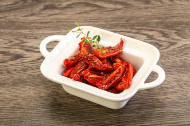 Zeytinyağlı, güneşte kurutulmuş domates, otlar ve baharatlar.