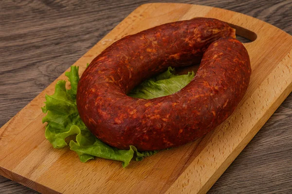 Krakowska Wurst Über Dem Brett Mit Kräutern Und Gewürzen — Stockfoto