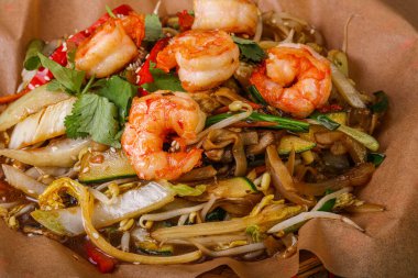 Asya mutfağı - Karides ve sebzeli Wok