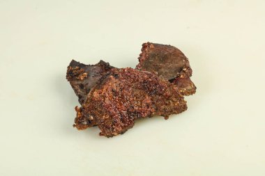 Kızarmış domuz ciğeri bifteği izole edilmiş.