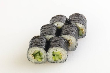 Japon geleneksel salatalıklı vejetaryen dürümü.