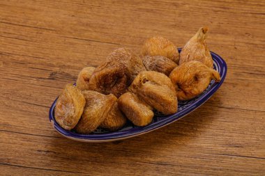 Kuru incirli meyve yığını.