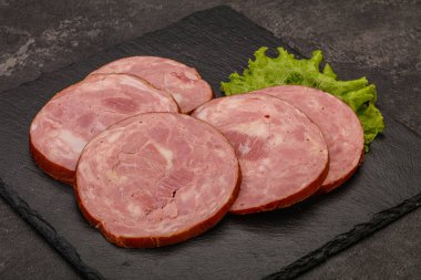 Ahşap tahtada domuz eti dilimleri