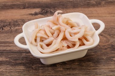 Lezzetli marine edilmiş mürekkep balığı kasede atıştırmalık parçalar.