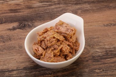 Salata için konserve ton balığı filetosu.