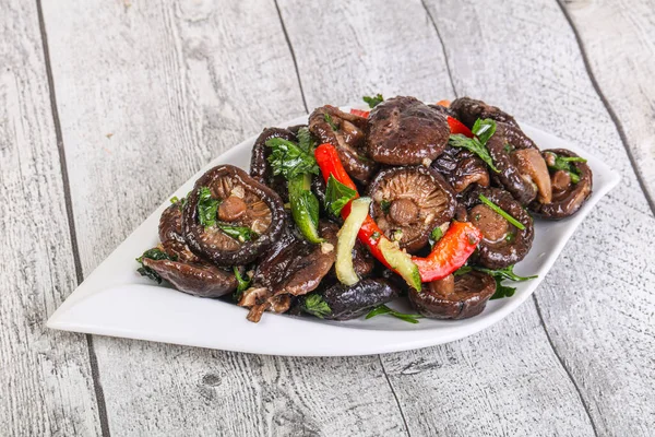 Baharatlı ve otlu terbiye edilmiş Shiitake mantarı.