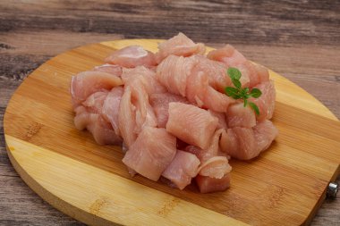 Pişirmek için çiğ tavuk göğsü.