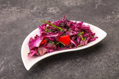 Bitki ve baharatlı kırmızı lahana turşusu