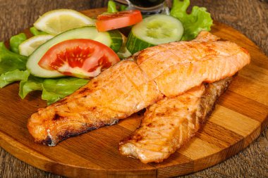 Izgara somon, sebze ve limon dilimi.