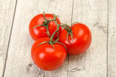 Kırmızı parlak olgun ve tatlı domates dalı