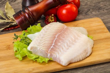 Pişirmek için çiğ pangasius fileto balığı.