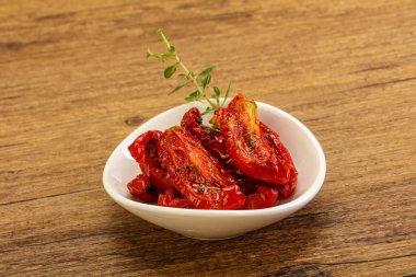 Zeytinyağlı, güneşte kurutulmuş domates, otlar ve baharatlar.