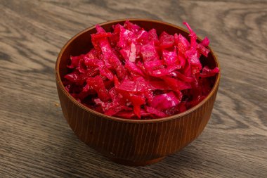 Kasede pancar kökü olan marine edilmiş kırmızı lahana.