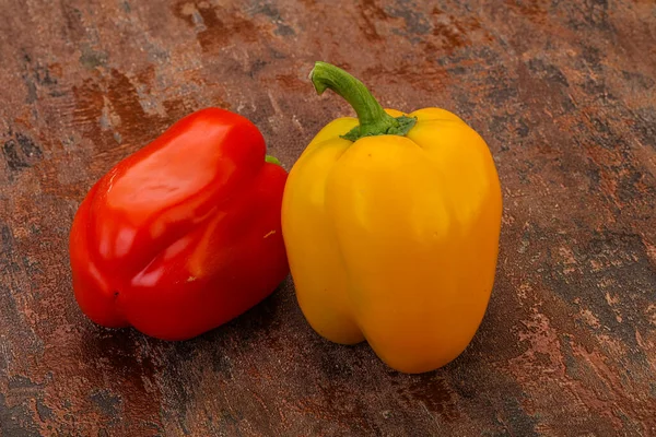 两个成熟甜的保加利亚甜椒 — 图库照片