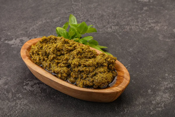 Pesto Mit Grüner Soße Mit Basilikum Und Zedernüssen — Stockfoto