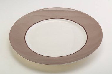 Mutfak için boş renk tabağı izole edildi