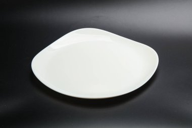 İzole edilmiş servis için beyaz boş tabak