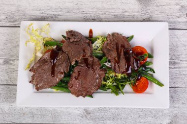 Yeşil fasulye ve kiraz domatesli biftek salatası.