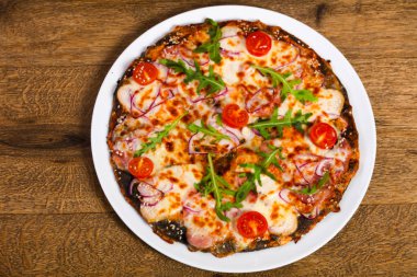 Jambonlu, peynirli ve domatesli pizza.